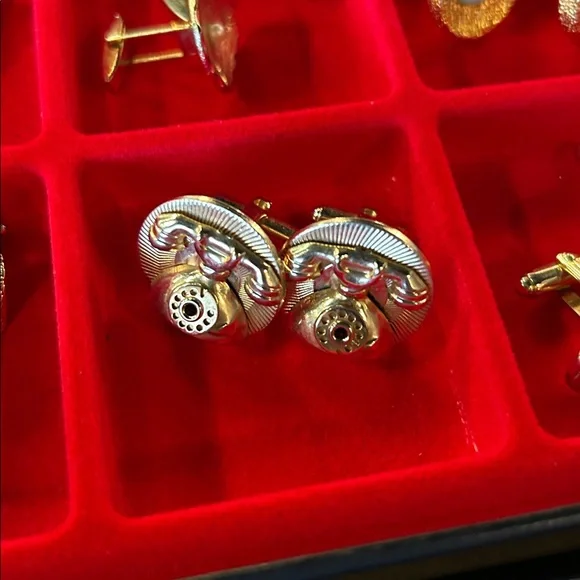 35 pairs of cufflinks, in display box. GUC assorted styles - Picture 7 of 15